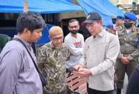 Wali Kota Payakumbuh Zulmaeta berdialog dengan pedagang pasar. (Foto: MC Payakumbuh)