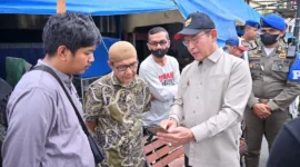 Wali Kota Payakumbuh Zulmaeta berdialog dengan pedagang pasar. (Foto: MC Payakumbuh)
