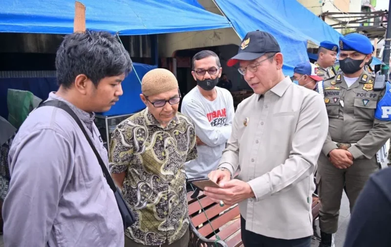 Wali Kota Payakumbuh Zulmaeta berdialog dengan pedagang pasar. (Foto: MC Payakumbuh)