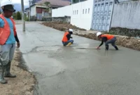 Pembangunan jalan lingkungan di salah satu kawasan permukiman di Kota Padang. (Foto: Pemko Padang)