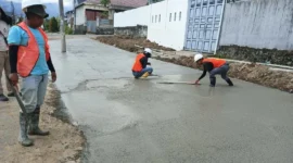 Pembangunan jalan lingkungan di salah satu kawasan permukiman di Kota Padang. (Foto: Pemko Padang)