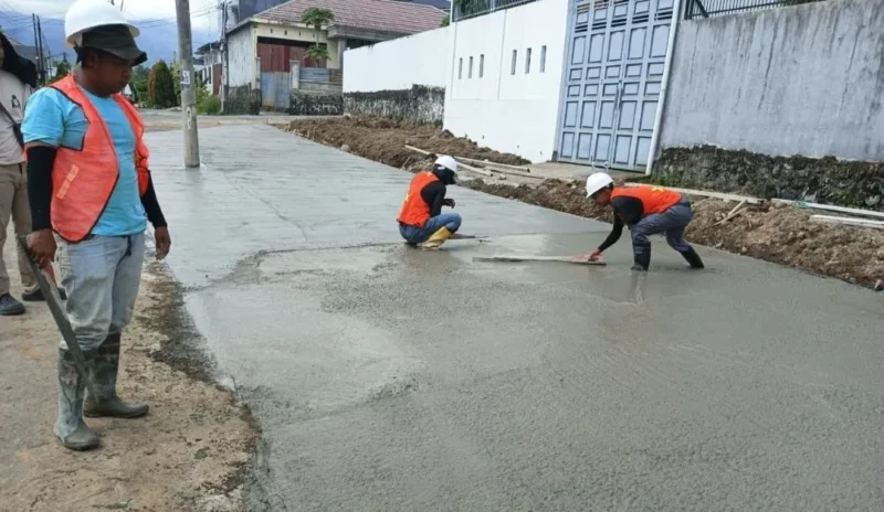 Pembangunan jalan lingkungan di salah satu kawasan permukiman di Kota Padang. (Foto: Pemko Padang)