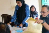 Kabid Pendaftaran Penduduk (Dafduk) Dinas Dukcapil Pessel, Anfebrianita bersama Tim Pora saat melakukan pemeriksaan dokumen. (Foto: Dok. Dinas Dukcapil)