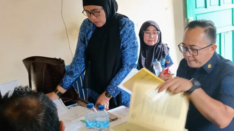 Kabid Pendaftaran Penduduk (Dafduk) Dinas Dukcapil Pessel, Anfebrianita bersama Tim Pora saat melakukan pemeriksaan dokumen. (Foto: Dok. Dinas Dukcapil)
