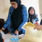 Kabid Pendaftaran Penduduk (Dafduk) Dinas Dukcapil Pessel, Anfebrianita bersama Tim Pora saat melakukan pemeriksaan dokumen. (Foto: Dok. Dinas Dukcapil)