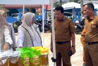 Sekkab Pessel, Zainal Arifin bersama Kadis Perikanan dan Pangan, Andi Syafinal saat meninjau kegiatan GPM usai pembukaan. (Foto: Dok. Kominfo)
