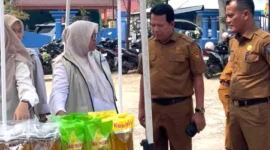 Sekkab Pessel, Zainal Arifin bersama Kadis Perikanan dan Pangan, Andi Syafinal saat meninjau kegiatan GPM usai pembukaan. (Foto: Dok. Kominfo)