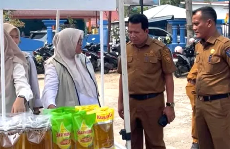 Sekkab Pessel, Zainal Arifin bersama Kadis Perikanan dan Pangan, Andi Syafinal saat meninjau kegiatan GPM usai pembukaan. (Foto: Dok. Kominfo)