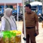 Sekkab Pessel, Zainal Arifin bersama Kadis Perikanan dan Pangan, Andi Syafinal saat meninjau kegiatan GPM usai pembukaan. (Foto: Dok. Kominfo)
