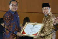 Wakil Wali Kota Padang, Maigus Nasir menerima penghargaan Anugerah Layanan Investasi 2026. (Foto: Pemko Padang)