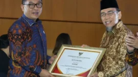 Wakil Wali Kota Padang, Maigus Nasir menerima penghargaan Anugerah Layanan Investasi 2026. (Foto: Pemko Padang)