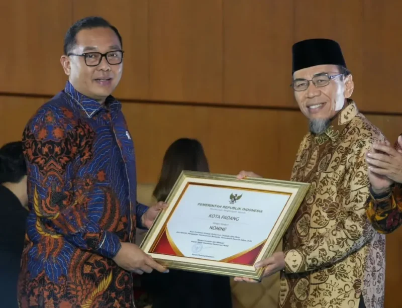 Wakil Wali Kota Padang, Maigus Nasir menerima penghargaan Anugerah Layanan Investasi 2026. (Foto: Pemko Padang)