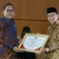 Wakil Wali Kota Padang, Maigus Nasir menerima penghargaan Anugerah Layanan Investasi 2026. (Foto: Pemko Padang)