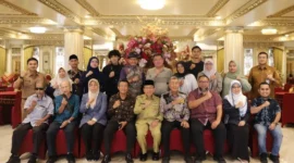 Wakil Wali Kota Padang Maigus Nasir bersama sejumlah akademisi dan pengkaji budaya dari Malaysia di Rumah Gadang Baiturrahmah, Senin (7/9/2026). (Foto: Pemko Padang)