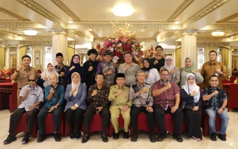 Wakil Wali Kota Padang Maigus Nasir bersama sejumlah akademisi dan pengkaji budaya dari Malaysia di Rumah Gadang Baiturrahmah, Senin (7/9/2026). (Foto: Pemko Padang)