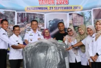 Wakil Wali Kota Payakumbuh Elzadaswarman menyerahkan bantuan tangki septik secara simbolis di Kantor Dinas PKP Payakumbuh, Rabu (23/9/2026). (Foto: MC Payakumbuh)