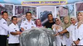Wakil Wali Kota Payakumbuh Elzadaswarman menyerahkan bantuan tangki septik secara simbolis di Kantor Dinas PKP Payakumbuh, Rabu (23/9/2026). (Foto: MC Payakumbuh)