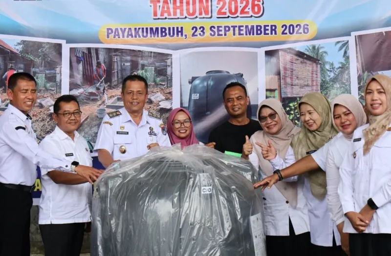 Wakil Wali Kota Payakumbuh Elzadaswarman menyerahkan bantuan tangki septik secara simbolis di Kantor Dinas PKP Payakumbuh, Rabu (23/9/2026). (Foto: MC Payakumbuh)