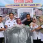 Wakil Wali Kota Payakumbuh Elzadaswarman menyerahkan bantuan tangki septik secara simbolis di Kantor Dinas PKP Payakumbuh, Rabu (23/9/2026). (Foto: MC Payakumbuh)