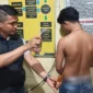 Timsus Alpha Polresta Padang mengamankan pemuda yang kedapatan membawa kerambit di Mapolresta Padang, Jumat (11/9/2026). (Foto: Dok. Polresta Padang)