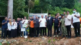 Wali Kota Padang Fadly Amran saat menghadiri Penanaman Perdana Festival Tanam Hulu di kawasan Guo, Kelurahan Kuranji, Kecamatan Kuranji, Rabu (9/9/2026). (Foto: Pemko Padang)