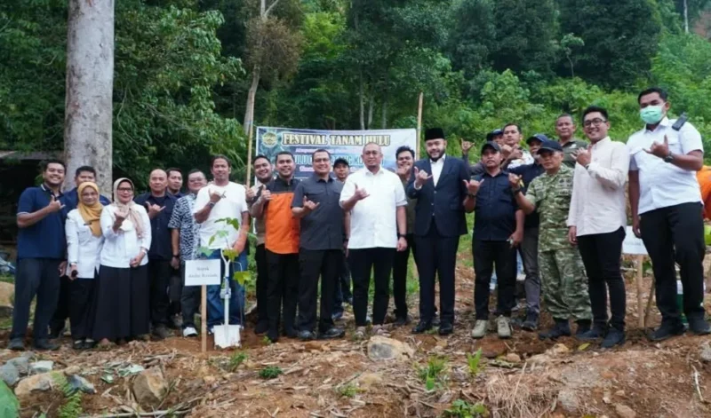 Wali Kota Padang Fadly Amran saat menghadiri Penanaman Perdana Festival Tanam Hulu di kawasan Guo, Kelurahan Kuranji, Kecamatan Kuranji, Rabu (9/9/2026). (Foto: Pemko Padang)