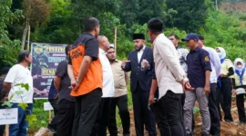 Wali Kota Padang Fadly Amran saat menghadiri Penanaman Perdana Festival Tanam Hulu di kawasan Guo, Kelurahan Kuranji, Kecamatan Kuranji, Rabu (9/9/2026). (Foto: Pemko Padang)