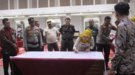 Penandatanganan deklarasi bersama anti-karhutla bersama unsur Forkopimda di Auditorium Dharmasraya, Kamis (3/9/2026). (Foto: Diskominfo Dharmasraya)
