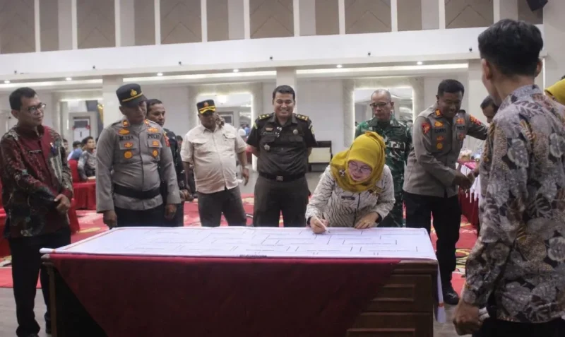 Penandatanganan deklarasi bersama anti-karhutla bersama unsur Forkopimda di Auditorium Dharmasraya, Kamis (3/9/2026). (Foto: Diskominfo Dharmasraya)