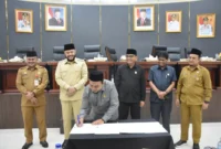 Ketua DPRD Padang Muharlion menandatangi dokumen Ranperda disaksikan Wali Kota, Wakil Ketua, Sekda dan Sekretaris DPRD