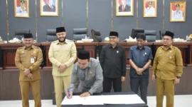 Ketua DPRD Padang Muharlion menandatangi dokumen Ranperda disaksikan Wali Kota, Wakil Ketua, Sekda dan Sekretaris DPRD