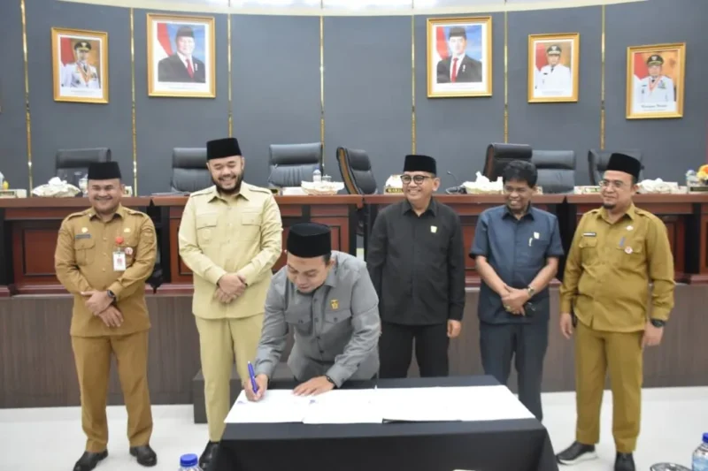 Ketua DPRD Padang Muharlion menandatangi dokumen Ranperda disaksikan Wali Kota, Wakil Ketua, Sekda dan Sekretaris DPRD