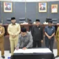 Ketua DPRD Padang Muharlion menandatangi dokumen Ranperda disaksikan Wali Kota, Wakil Ketua, Sekda dan Sekretaris DPRD