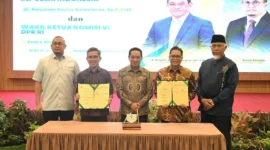 Gubernur Sumbar Mahyeldi saat menghadiri Presentasi Progres IGRA, penandatanganan perjanjian kerja sama, serta serah terima sumur bor untuk RSUP Dr. M. Djamil Padang dari BWS Sumatera V, Jumat (18/9/2026). (Foto: ADPSB)