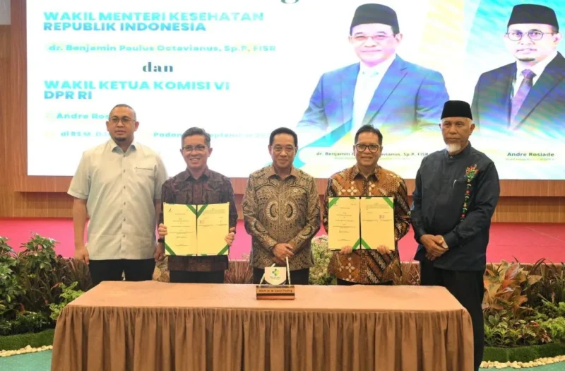 Gubernur Sumbar Mahyeldi saat menghadiri Presentasi Progres IGRA, penandatanganan perjanjian kerja sama, serta serah terima sumur bor untuk RSUP Dr. M. Djamil Padang dari BWS Sumatera V, Jumat (18/9/2026). (Foto: ADPSB)