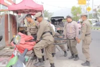 Personel Satpol PP Padang menertibkan PKL yang menggunakan fasilitas umum untuk berjualan, Rabu (2/9/2026). (Foto: Humas Satpol PP Padang)