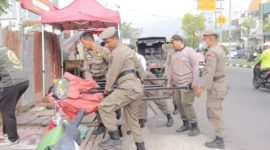 Personel Satpol PP Padang menertibkan PKL yang menggunakan fasilitas umum untuk berjualan, Rabu (2/9/2026). (Foto: Humas Satpol PP Padang)