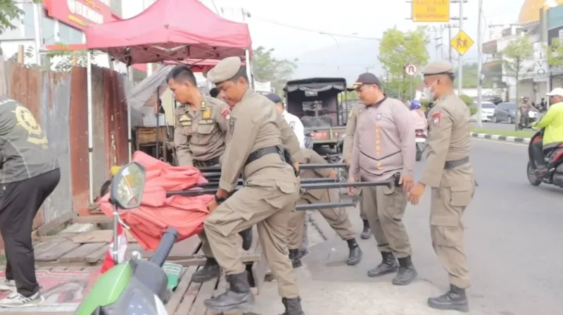 Personel Satpol PP Padang menertibkan PKL yang menggunakan fasilitas umum untuk berjualan, Rabu (2/9/2026). (Foto: Humas Satpol PP Padang)