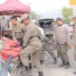 Personel Satpol PP Padang menertibkan PKL yang menggunakan fasilitas umum untuk berjualan, Rabu (2/9/2026). (Foto: Humas Satpol PP Padang)