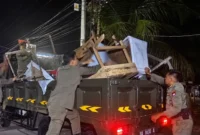Petugas Satpol PP Padang mengamankan barang milik PKL saat patroli rutin dini hari, Rabu (23/9/2026). (Foto: Satpol PP Padang)