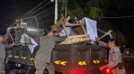 Petugas Satpol PP Padang mengamankan barang milik PKL saat patroli rutin dini hari, Rabu (23/9/2026). (Foto: Satpol PP Padang)