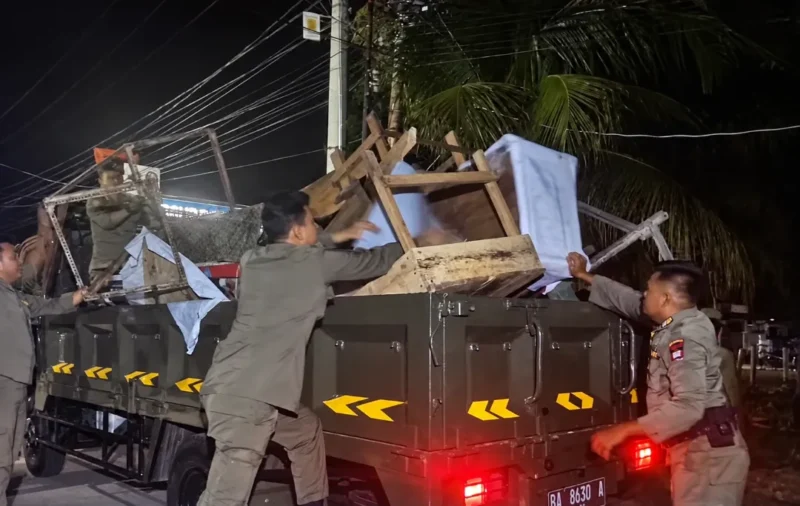 Petugas Satpol PP Padang mengamankan barang milik PKL saat patroli rutin dini hari, Rabu (23/9/2026). (Foto: Satpol PP Padang)