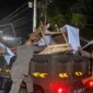 Petugas Satpol PP Padang mengamankan barang milik PKL saat patroli rutin dini hari, Rabu (23/9/2026). (Foto: Satpol PP Padang)