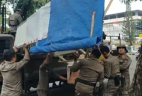 Petugas Satpol PP Padang mengamankan lapak PKL saat penertiban, Kamis (10/9/2026). (Foto: Dok. Humas Satpol PP Padang)