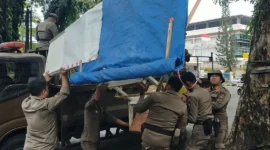 Petugas Satpol PP Padang mengamankan lapak PKL saat penertiban, Kamis (10/9/2026). (Foto: Dok. Humas Satpol PP Padang)