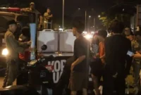 Satpol PP Padang Tertibkan Lapak Pedagang di Taman Rimbo Kaluang dan Trotoar
Padang, Javanusa—Satpol PP Kota Padang kembali menertibkan aktivitas perdagangan yang menggunakan ruang publik pada Rabu malam (23/9/2026). 
Penertiban menyasar lapak pedagang di kawasan Taman Rimbo Kaluang, Jalan Khatib Sulaiman, hingga trotoar Ulak Karang.
Patroli tersebut dipimpin Kepala Seksi Operasi dan Pengendalian (Kasi Opsdal) Satpol PP Kota Padang, Harvi Dasnoer. Petugas menyisir sejumlah lokasi yang selama ini kerap menjadi tempat berdagang tanpa izin.
Tiga titik menjadi fokus pengawasan, yakni Taman Rimbo Kaluang, jalur hijau di sepanjang Jalan Khatib Sulaiman, serta kawasan trotoar Ulak Karang.
Dalam kegiatan itu, petugas menemukan lapak yang berdiri di atas rumput taman. Petugas juga menertibkan lapak yang ditinggalkan pemiliknya di area trotoar.
Jaga Taman dan Fasilitas Umum
Satpol PP Padang mengedepankan pendekatan persuasif dalam penertiban tersebut. Petugas memberikan pemahaman kepada pedagang agar tidak menggunakan fasilitas publik secara tidak semestinya.
Langkah itu bertujuan menjaga kondisi taman, rumput, jalur hijau, dan fasilitas umum lainnya. Pemerintah juga ingin memastikan ruang terbuka hijau tetap dapat digunakan masyarakat dengan nyaman.
Harvi menegaskan bahwa penertiban bukan bertujuan menghambat aktivitas ekonomi masyarakat. Menurutnya, pemerintah tetap mendukung keberadaan dan perkembangan UMKM di Kota Padang.
“Satpol PP sangat menghargai kerja keras Bapak dan Ibu para pedagang dalam mencari nafkah keluarga, dan Pemerintah Kota Padang senantiasa mendukung tumbuh kembang UMKM,” ujar Harvi, Kamis (24/9/2026).
Pedagang Diajak Gunakan Lokasi yang Sesuai
Harvi mengajak pedagang ikut menjaga kebersihan dan estetika lingkungan kota. Ia juga mengingatkan bahwa ruang hijau merupakan fasilitas bersama yang perlu dirawat.
“Namun, mari kita bersama-sama saling menjaga keindahan dan estetika kota kita tercinta. Rumput taman dan ruang hijau ini adalah milik bersama yang perlu kita rawat,” katanya.
Karena itu, Satpol PP Padang mendorong para pedagang memilih lokasi berjualan yang sesuai dengan ketentuan. Dengan cara tersebut, aktivitas ekonomi tetap berjalan tanpa mengganggu fasilitas publik.
Utamakan Edukasi dan Solusi
Satpol PP Kota Padang selanjutnya akan terus melakukan patroli pada sejumlah ruang publik. Pengawasan berlangsung pada pagi, siang, hingga malam untuk menjaga ketertiban kawasan.
Pendekatan edukatif dan komunikatif menjadi bagian dari upaya tersebut. Pemerintah berharap pedagang dan masyarakat dapat bersama-sama menjaga ruang publik agar tetap tertib, bersih, indah, dan nyaman.
Dengan kolaborasi tersebut, aktivitas ekonomi warga dapat tetap berkembang. Pada saat yang sama, masyarakat juga dapat menikmati fasilitas umum tanpa terganggu oleh penggunaan ruang yang tidak sesuai. (*)

Meta deskripsi:
Satpol PP Padang menertibkan lapak pedagang di Taman Rimbo Kaluang, Jalan Khatib Sulaiman, dan trotoar Ulak Karang.
Frasa kunci utama:
Satpol PP Padang
Tag berita:
Petugas Satpol PP Padang menertibkan PKL di kawasan ruang publik Kota Padang, Rabu (23/9/2026) malam. (Foto: Humas Satpol PP Padang)
