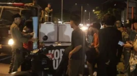 Satpol PP Padang Tertibkan Lapak Pedagang di Taman Rimbo Kaluang dan Trotoar
Padang, Javanusa—Satpol PP Kota Padang kembali menertibkan aktivitas perdagangan yang menggunakan ruang publik pada Rabu malam (23/9/2026). 
Penertiban menyasar lapak pedagang di kawasan Taman Rimbo Kaluang, Jalan Khatib Sulaiman, hingga trotoar Ulak Karang.
Patroli tersebut dipimpin Kepala Seksi Operasi dan Pengendalian (Kasi Opsdal) Satpol PP Kota Padang, Harvi Dasnoer. Petugas menyisir sejumlah lokasi yang selama ini kerap menjadi tempat berdagang tanpa izin.
Tiga titik menjadi fokus pengawasan, yakni Taman Rimbo Kaluang, jalur hijau di sepanjang Jalan Khatib Sulaiman, serta kawasan trotoar Ulak Karang.
Dalam kegiatan itu, petugas menemukan lapak yang berdiri di atas rumput taman. Petugas juga menertibkan lapak yang ditinggalkan pemiliknya di area trotoar.
Jaga Taman dan Fasilitas Umum
Satpol PP Padang mengedepankan pendekatan persuasif dalam penertiban tersebut. Petugas memberikan pemahaman kepada pedagang agar tidak menggunakan fasilitas publik secara tidak semestinya.
Langkah itu bertujuan menjaga kondisi taman, rumput, jalur hijau, dan fasilitas umum lainnya. Pemerintah juga ingin memastikan ruang terbuka hijau tetap dapat digunakan masyarakat dengan nyaman.
Harvi menegaskan bahwa penertiban bukan bertujuan menghambat aktivitas ekonomi masyarakat. Menurutnya, pemerintah tetap mendukung keberadaan dan perkembangan UMKM di Kota Padang.
“Satpol PP sangat menghargai kerja keras Bapak dan Ibu para pedagang dalam mencari nafkah keluarga, dan Pemerintah Kota Padang senantiasa mendukung tumbuh kembang UMKM,” ujar Harvi, Kamis (24/9/2026).
Pedagang Diajak Gunakan Lokasi yang Sesuai
Harvi mengajak pedagang ikut menjaga kebersihan dan estetika lingkungan kota. Ia juga mengingatkan bahwa ruang hijau merupakan fasilitas bersama yang perlu dirawat.
“Namun, mari kita bersama-sama saling menjaga keindahan dan estetika kota kita tercinta. Rumput taman dan ruang hijau ini adalah milik bersama yang perlu kita rawat,” katanya.
Karena itu, Satpol PP Padang mendorong para pedagang memilih lokasi berjualan yang sesuai dengan ketentuan. Dengan cara tersebut, aktivitas ekonomi tetap berjalan tanpa mengganggu fasilitas publik.
Utamakan Edukasi dan Solusi
Satpol PP Kota Padang selanjutnya akan terus melakukan patroli pada sejumlah ruang publik. Pengawasan berlangsung pada pagi, siang, hingga malam untuk menjaga ketertiban kawasan.
Pendekatan edukatif dan komunikatif menjadi bagian dari upaya tersebut. Pemerintah berharap pedagang dan masyarakat dapat bersama-sama menjaga ruang publik agar tetap tertib, bersih, indah, dan nyaman.
Dengan kolaborasi tersebut, aktivitas ekonomi warga dapat tetap berkembang. Pada saat yang sama, masyarakat juga dapat menikmati fasilitas umum tanpa terganggu oleh penggunaan ruang yang tidak sesuai. (*)

Meta deskripsi:
Satpol PP Padang menertibkan lapak pedagang di Taman Rimbo Kaluang, Jalan Khatib Sulaiman, dan trotoar Ulak Karang.
Frasa kunci utama:
Satpol PP Padang
Tag berita:
Petugas Satpol PP Padang menertibkan PKL di kawasan ruang publik Kota Padang, Rabu (23/9/2026) malam. (Foto: Humas Satpol PP Padang)
