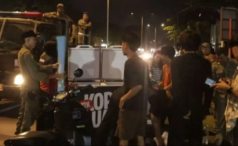 Satpol PP Padang Tertibkan Lapak Pedagang di Taman Rimbo Kaluang dan Trotoar
Padang, Javanusa—Satpol PP Kota Padang kembali menertibkan aktivitas perdagangan yang menggunakan ruang publik pada Rabu malam (23/9/2026). 
Penertiban menyasar lapak pedagang di kawasan Taman Rimbo Kaluang, Jalan Khatib Sulaiman, hingga trotoar Ulak Karang.
Patroli tersebut dipimpin Kepala Seksi Operasi dan Pengendalian (Kasi Opsdal) Satpol PP Kota Padang, Harvi Dasnoer. Petugas menyisir sejumlah lokasi yang selama ini kerap menjadi tempat berdagang tanpa izin.
Tiga titik menjadi fokus pengawasan, yakni Taman Rimbo Kaluang, jalur hijau di sepanjang Jalan Khatib Sulaiman, serta kawasan trotoar Ulak Karang.
Dalam kegiatan itu, petugas menemukan lapak yang berdiri di atas rumput taman. Petugas juga menertibkan lapak yang ditinggalkan pemiliknya di area trotoar.
Jaga Taman dan Fasilitas Umum
Satpol PP Padang mengedepankan pendekatan persuasif dalam penertiban tersebut. Petugas memberikan pemahaman kepada pedagang agar tidak menggunakan fasilitas publik secara tidak semestinya.
Langkah itu bertujuan menjaga kondisi taman, rumput, jalur hijau, dan fasilitas umum lainnya. Pemerintah juga ingin memastikan ruang terbuka hijau tetap dapat digunakan masyarakat dengan nyaman.
Harvi menegaskan bahwa penertiban bukan bertujuan menghambat aktivitas ekonomi masyarakat. Menurutnya, pemerintah tetap mendukung keberadaan dan perkembangan UMKM di Kota Padang.
“Satpol PP sangat menghargai kerja keras Bapak dan Ibu para pedagang dalam mencari nafkah keluarga, dan Pemerintah Kota Padang senantiasa mendukung tumbuh kembang UMKM,” ujar Harvi, Kamis (24/9/2026).
Pedagang Diajak Gunakan Lokasi yang Sesuai
Harvi mengajak pedagang ikut menjaga kebersihan dan estetika lingkungan kota. Ia juga mengingatkan bahwa ruang hijau merupakan fasilitas bersama yang perlu dirawat.
“Namun, mari kita bersama-sama saling menjaga keindahan dan estetika kota kita tercinta. Rumput taman dan ruang hijau ini adalah milik bersama yang perlu kita rawat,” katanya.
Karena itu, Satpol PP Padang mendorong para pedagang memilih lokasi berjualan yang sesuai dengan ketentuan. Dengan cara tersebut, aktivitas ekonomi tetap berjalan tanpa mengganggu fasilitas publik.
Utamakan Edukasi dan Solusi
Satpol PP Kota Padang selanjutnya akan terus melakukan patroli pada sejumlah ruang publik. Pengawasan berlangsung pada pagi, siang, hingga malam untuk menjaga ketertiban kawasan.
Pendekatan edukatif dan komunikatif menjadi bagian dari upaya tersebut. Pemerintah berharap pedagang dan masyarakat dapat bersama-sama menjaga ruang publik agar tetap tertib, bersih, indah, dan nyaman.
Dengan kolaborasi tersebut, aktivitas ekonomi warga dapat tetap berkembang. Pada saat yang sama, masyarakat juga dapat menikmati fasilitas umum tanpa terganggu oleh penggunaan ruang yang tidak sesuai. (*)

Meta deskripsi:
Satpol PP Padang menertibkan lapak pedagang di Taman Rimbo Kaluang, Jalan Khatib Sulaiman, dan trotoar Ulak Karang.
Frasa kunci utama:
Satpol PP Padang
Tag berita:
Petugas Satpol PP Padang menertibkan PKL di kawasan ruang publik Kota Padang, Rabu (23/9/2026) malam. (Foto: Humas Satpol PP Padang)
