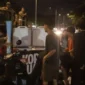 Satpol PP Padang Tertibkan Lapak Pedagang di Taman Rimbo Kaluang dan Trotoar
Padang, Javanusa—Satpol PP Kota Padang kembali menertibkan aktivitas perdagangan yang menggunakan ruang publik pada Rabu malam (23/9/2026). 
Penertiban menyasar lapak pedagang di kawasan Taman Rimbo Kaluang, Jalan Khatib Sulaiman, hingga trotoar Ulak Karang.
Patroli tersebut dipimpin Kepala Seksi Operasi dan Pengendalian (Kasi Opsdal) Satpol PP Kota Padang, Harvi Dasnoer. Petugas menyisir sejumlah lokasi yang selama ini kerap menjadi tempat berdagang tanpa izin.
Tiga titik menjadi fokus pengawasan, yakni Taman Rimbo Kaluang, jalur hijau di sepanjang Jalan Khatib Sulaiman, serta kawasan trotoar Ulak Karang.
Dalam kegiatan itu, petugas menemukan lapak yang berdiri di atas rumput taman. Petugas juga menertibkan lapak yang ditinggalkan pemiliknya di area trotoar.
Jaga Taman dan Fasilitas Umum
Satpol PP Padang mengedepankan pendekatan persuasif dalam penertiban tersebut. Petugas memberikan pemahaman kepada pedagang agar tidak menggunakan fasilitas publik secara tidak semestinya.
Langkah itu bertujuan menjaga kondisi taman, rumput, jalur hijau, dan fasilitas umum lainnya. Pemerintah juga ingin memastikan ruang terbuka hijau tetap dapat digunakan masyarakat dengan nyaman.
Harvi menegaskan bahwa penertiban bukan bertujuan menghambat aktivitas ekonomi masyarakat. Menurutnya, pemerintah tetap mendukung keberadaan dan perkembangan UMKM di Kota Padang.
“Satpol PP sangat menghargai kerja keras Bapak dan Ibu para pedagang dalam mencari nafkah keluarga, dan Pemerintah Kota Padang senantiasa mendukung tumbuh kembang UMKM,” ujar Harvi, Kamis (24/9/2026).
Pedagang Diajak Gunakan Lokasi yang Sesuai
Harvi mengajak pedagang ikut menjaga kebersihan dan estetika lingkungan kota. Ia juga mengingatkan bahwa ruang hijau merupakan fasilitas bersama yang perlu dirawat.
“Namun, mari kita bersama-sama saling menjaga keindahan dan estetika kota kita tercinta. Rumput taman dan ruang hijau ini adalah milik bersama yang perlu kita rawat,” katanya.
Karena itu, Satpol PP Padang mendorong para pedagang memilih lokasi berjualan yang sesuai dengan ketentuan. Dengan cara tersebut, aktivitas ekonomi tetap berjalan tanpa mengganggu fasilitas publik.
Utamakan Edukasi dan Solusi
Satpol PP Kota Padang selanjutnya akan terus melakukan patroli pada sejumlah ruang publik. Pengawasan berlangsung pada pagi, siang, hingga malam untuk menjaga ketertiban kawasan.
Pendekatan edukatif dan komunikatif menjadi bagian dari upaya tersebut. Pemerintah berharap pedagang dan masyarakat dapat bersama-sama menjaga ruang publik agar tetap tertib, bersih, indah, dan nyaman.
Dengan kolaborasi tersebut, aktivitas ekonomi warga dapat tetap berkembang. Pada saat yang sama, masyarakat juga dapat menikmati fasilitas umum tanpa terganggu oleh penggunaan ruang yang tidak sesuai. (*)

Meta deskripsi:
Satpol PP Padang menertibkan lapak pedagang di Taman Rimbo Kaluang, Jalan Khatib Sulaiman, dan trotoar Ulak Karang.
Frasa kunci utama:
Satpol PP Padang
Tag berita:
Petugas Satpol PP Padang menertibkan PKL di kawasan ruang publik Kota Padang, Rabu (23/9/2026) malam. (Foto: Humas Satpol PP Padang)
