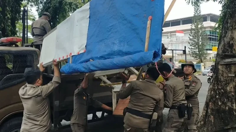 Petugas Satpol PP Padang mengamankan lapak PKL saat penertiban, Kamis (10/9/2026). (Foto: Dok. Humas Satpol PP Padang)